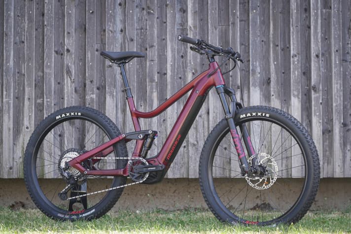   The Moustache Samedi 27 Wide 6 is an upmarket touring bike with 120 millimetres of travel. The geometry is rather manoeuvrable and should not overtax even inexperienced riders. Price with 625 watt-hour battery: 5199 euros.