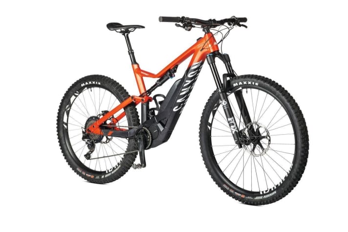   The Canyon Spectral:On 7.0 MTB for 4299 euros wants to score points in the affordable price range.