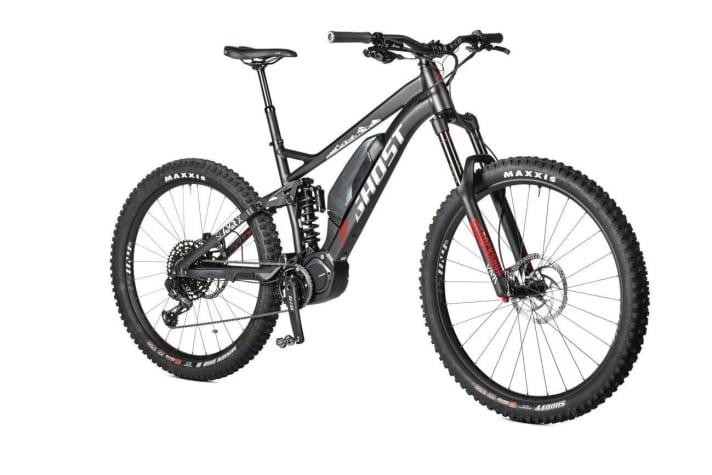   The Ghost SL AMR X S3.7 is available for the same price (4299 euros). This is the little aluminium brother of the noble carbon trail bike, which has already convinced us in several tests with its uncompromising riding characteristics.