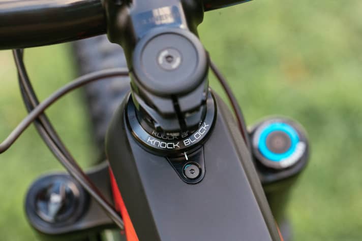   Wie bei Trek üblich, kommt auch am 2020er-Rail ein Knog-Block zum Einsatz. Der Steuersatz begrenzt den Einschlagwinkel des Lenkers und soll so unschöne Schäden durch einen anschlagende Hebel im Oberrohr vermeiden.