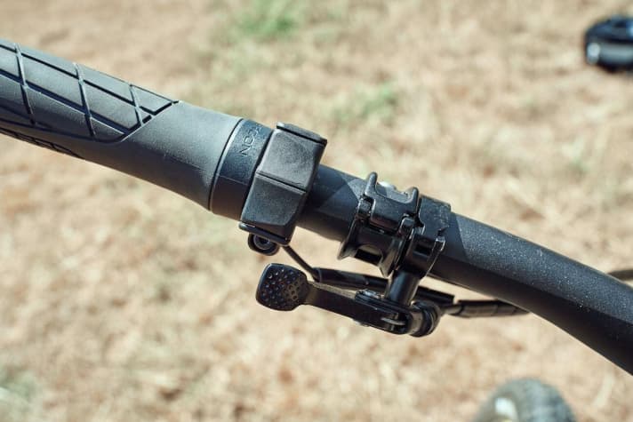   Bergamont setzt beim E-Trailster auf die schlanken E7000-Shifter, das lässt Platz für einen Daumenhebel der Tele-Stütze.