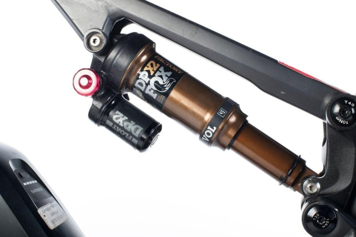   Centurion Numinis Trail E: Macht klar, dass sich das Numinis nicht mit seichten Forstwegausfahrten abspeisen lässt: der potente Dämpfer mit Ausgleichsbehälter. Zudem bietet der DPX2 sinnvolle Einstellmöglichkeiten.