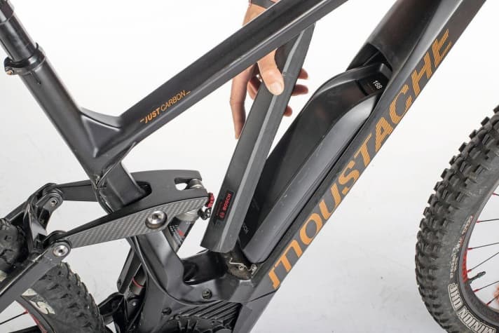   Moustache Samedi Race 11: The Powerpack battery sits under a plastic cover. This semi-integration combines a pleasing appearance with functionality. Perfect for long tours with a removable battery.