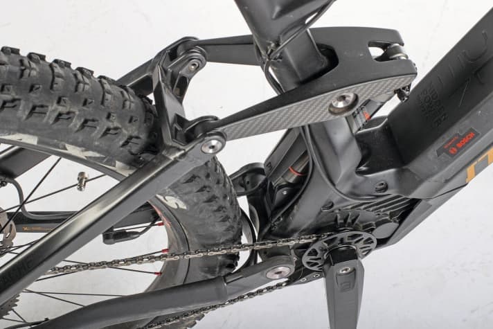   Moustache Samedi Race 11: Bauräume ausgenutzt: Der Hinterbau ist extrem breit abgestützt und solide gelagert. Das schlägt sich auf dem EMTB-Prüfstand in sehr guten Steifigkeitswerten nieder.