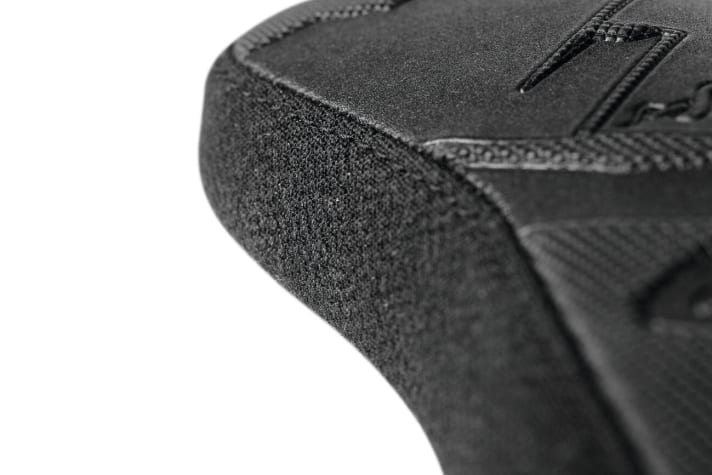    Well protected: SQlab reinforces the sides with Kevlar. This is intended to protect the saddle from damage in the event of a fall or when leaning against it. The idea behind it: The loads are higher on heavy e-bikes.