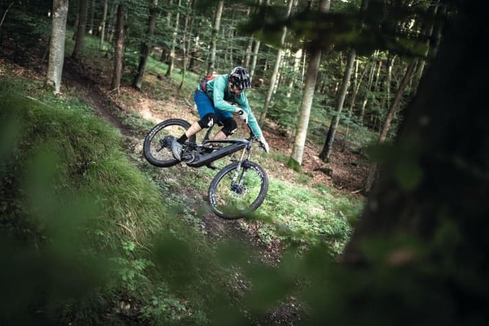    SUPER ENDUROS STRENGTH MEASURES The YT Decoy has caused a furore. Now, six well-known challengers are taking on the mail-order bike.