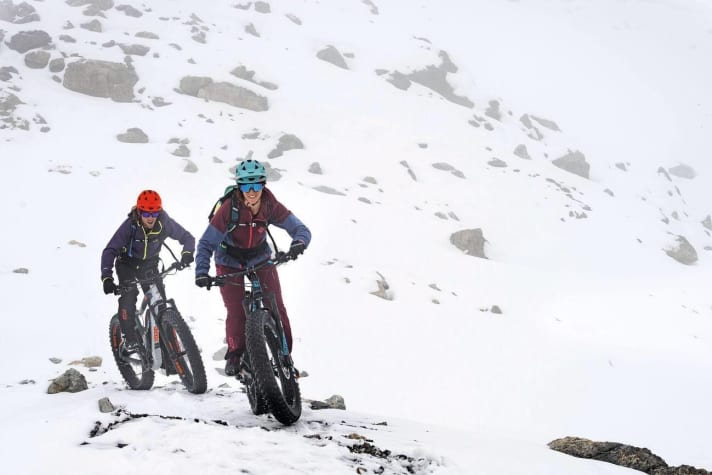 We tested the fat bikes from Haibike and Mondraker on the glacier and in the foothills of the Alps.