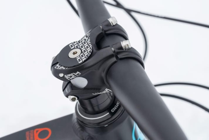 Balancing: The ultra-short stem on the Mondraker tries to compensate for the sluggish steering behaviour typical of fat bikes.