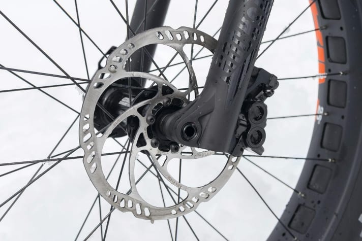 Kleine Scheibe: Die Magura-MT-32-Bremse am Haibike muss vorne mit 180er-Scheiben auskommen. Im Schnee und auf Eis kommt die Bremse lange nicht an die Grenzen. Aber auf langen Abfahrten wäre ein größerer Durchmesser angemessen.