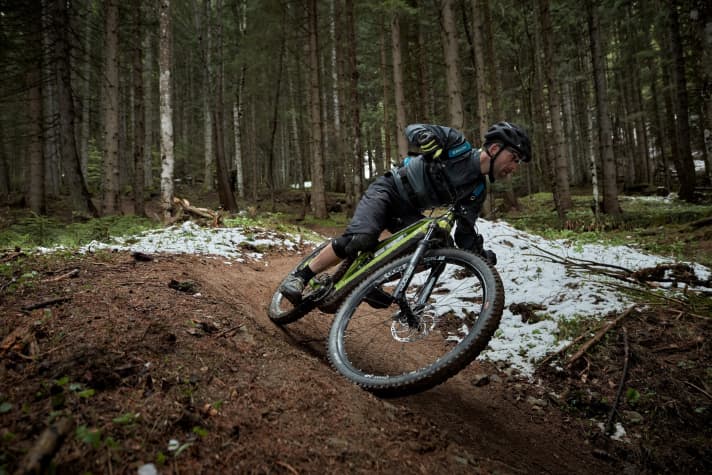   Multiple marathon world champion Alban Lakata puts the Sonic through its paces. Thanks to the newly designed steering head, the bike should perform particularly well when cornering.