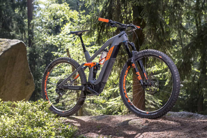   The <a href="https://www.awin1.com/cread.php?awinmid=13793&awinaffid=471469&clickref=CUBE+STEREO+HYBRID+140+HPC+TM&p=%5B%5Bhttps%253A%252F%252Fwww.liquid-life.de%252Fcube%252Fcube-stereo-hybrid-140-hpc-tm-625-29-grey-n-orange-2020.html%5D%5D&pref1=bike" target="_blank" rel="noopener noreferrer nofollow">Cube Stereo Hybrid 140 HPC TM</a> * comes with a 150 mm fork and costs a fair € 4999.