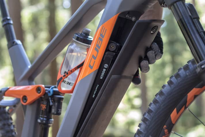   New on all Cube Stereos for 2020: The Powertube battery sits under a generously rubberised cover, which can be opened very easily and simply using a push button. All bikes offer space for the 625 mm battery, but the mount can also be converted to 500 mm Powertubes - although this is not possible on the road.