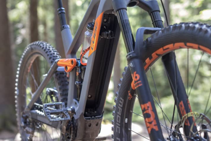   Clean and tidy: The cable routing and all cables are neatly concealed behind a cover and run without rattling.