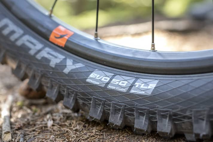   Alle Stereo-Hybrid-140-Modelle rollen auf Schwalbe-Reifen im Format 29 x 2,6 Zoll und mit massiver, pannensicherer, aber auch schwerer Supergravity-Karkasse.