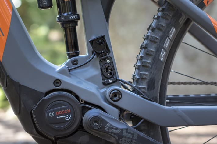   The charging connection is located in the seat tube behind a cover cap. The cable for the telescopic seat post runs externally in this area, which should make adjusting the saddle height smoother.