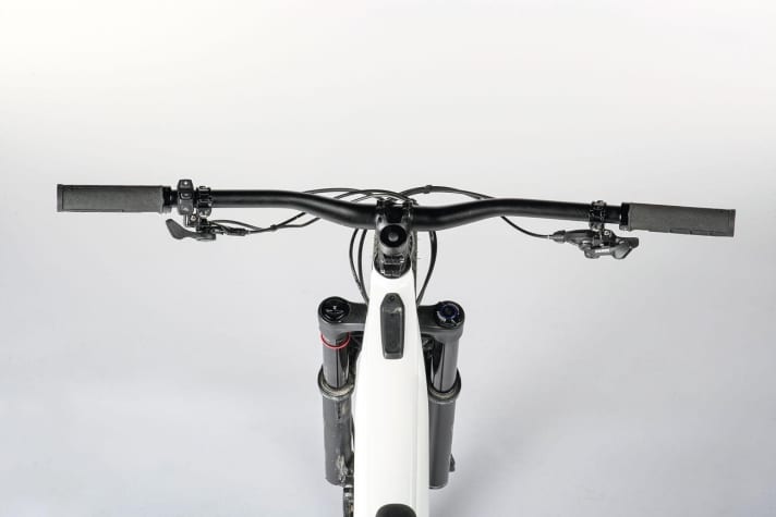   Dezent und natürlich: Specialized legt auf eine MTB-nahe Optik Wert und verzichtet auf klobige Remote-Hebel oder überfrachtete Displays. Das Cockpit bleibt clean.