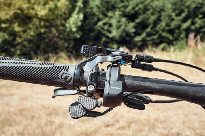   Scott Genius eRide 900 tuned: Die Hebelflut am Lenker erfordert einiges an Gewöhnung. Der linke Daumen muss aus vier Shiftern wählen.