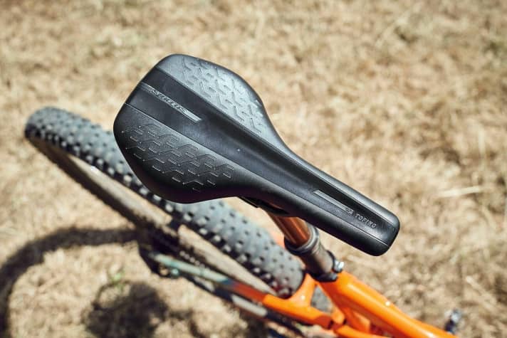   Scott Genius eRide 900 tuned: Der schlanke Sattel spart Gewicht, bietet aber vergleichsweise wenig Halt und Komfort. 