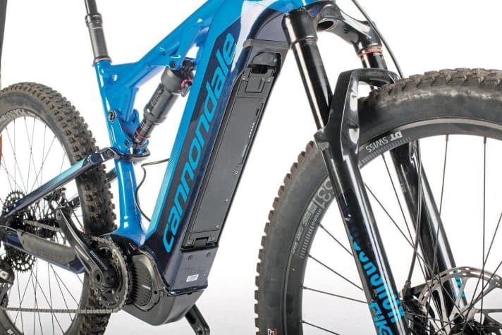   High price: Integration costs Shimano space and weight. This makes the Cannondale Cujo Neo unsuitable for long tours where you need two batteries. Provides safety: the massive motor guard (below).