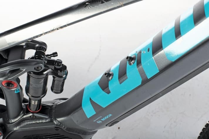   Kona Remote Control: Thanks to the Powertube battery, there is space for a bottle cage in the frame triangle, which is great for touring riders. However, the welded threads look a little careless.
