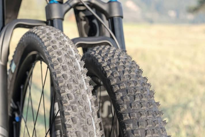   Narrow versus wide: Quantor comes with 2.25 race tyres, which ensure fast propulsion and low weight. Storck's 2.6 tyres provide significantly more comfort. However, both tyre combinations with moderate tread are no grip wonders.