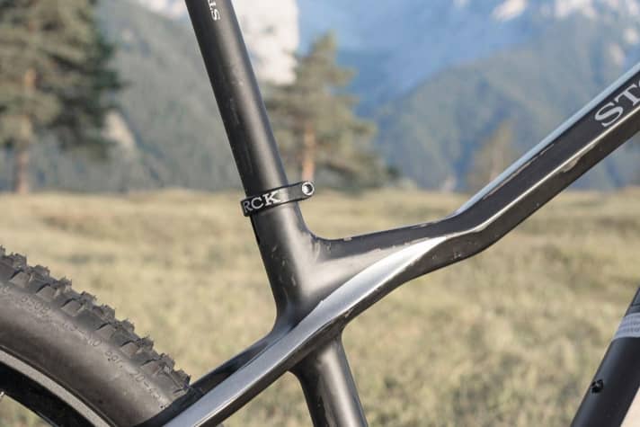   Both bikes do without a dropper post, weight comes before trail fun. Unfortunately, Storck also lacks a quick-release saddle clamp and the seat post cannot be lowered far enough into the seat tube. Too bad!