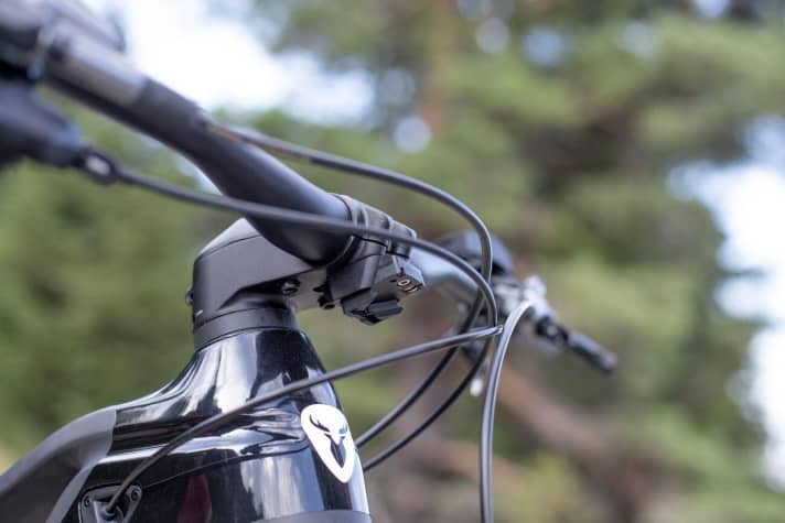   Der eigens entwickelte Vorbau hat eine Monkey-Link-Halterung, an der magnetisch ein Licht angeklippt werden kann. Der Scheinwerfer wird automatisch vom E-Bike-Akku versorgt und kann über die Bedieneinheit angesteuert werden.