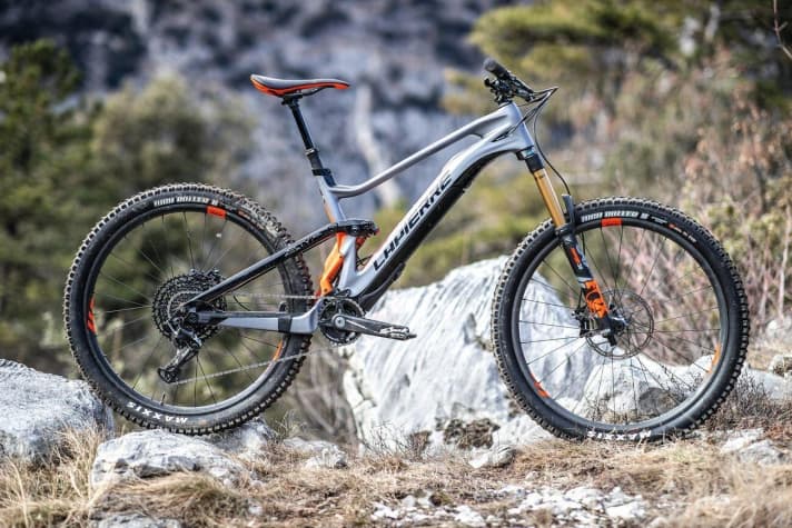   Complete motor and battery integration without the pot-bellied pig look. No other E-Fully on the market is currently closer to a classic bike. Nor closer to the riding experience of one. Despite weighing 18.3 kilos, the Lapierre E-Zesty whizzes through the trails with real agility. The highlight: without the motor, at 15.5 kilos, it is a real competitor to normal enduro bikes.