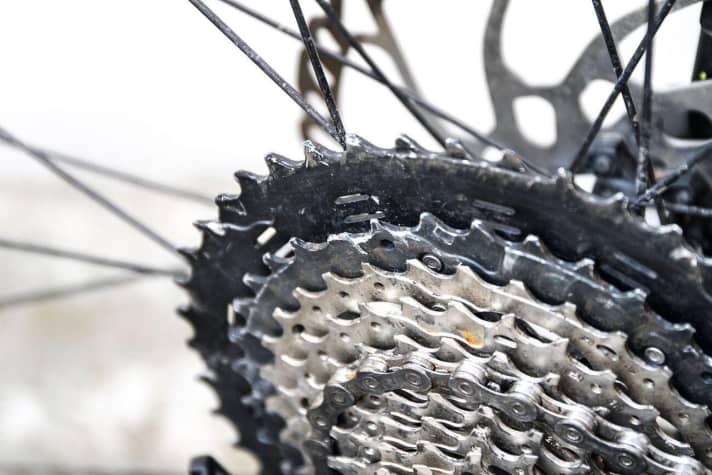   Canyon Spectral:On 7.0: Das zweitgrößte Ritzel (Aluminium!) der SLX-Kassette wurde bei einem Gangwechsel über mehrere Ritzel massiv verbogen. Nutzerfehler oder zu hohe Kräfte? Fakt ist: Ohne Motor-Power haben wir dieses Schadensbild noch nie gesehen. 