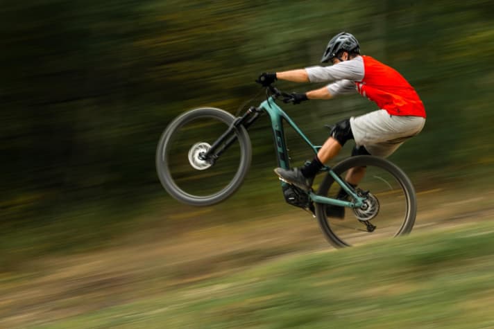   The manual on the GT-E Force is probably more for the pros. With 455 millimetre chainstays, it obviously needs a little more effort to get the front wheel to climb properly. In theory, the bike climbs better this way.