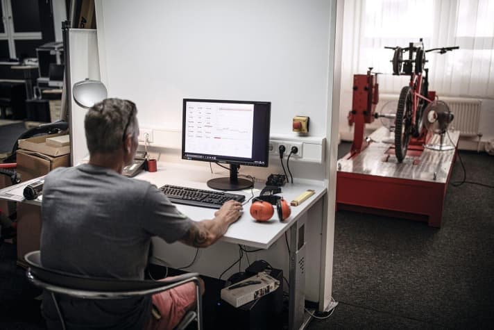   Maximum power, reach height, dynamics - the EMTB roller test rig is indispensable for testing the hard facts.