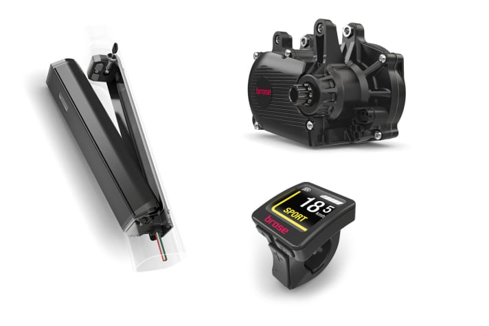   Brose Drive SMag Komplettsystem   Mit dem Arrangement aus Antrieb, Batterie und Display bietet Brose erstmals ein Komplettsystem an. Der neue SMag-Motor hat dabei an Kraft zugelegt und kommt in einem leichten Magnesiumgehäuse. Die Batterie ist für die Integration im Unterrohr gebaut und besitzt 630 Wattstunden. Für den Test stellte uns Brose ein Sample-Bike mit dem Komplettsystem zur Verfügung, im Laden werden Bikes mit dem neuen Akku vermutlich erst im Herbst 2020 stehen.