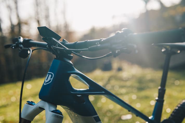   The cables on the steering centre are routed through the Acros headset into the inside of the frame.