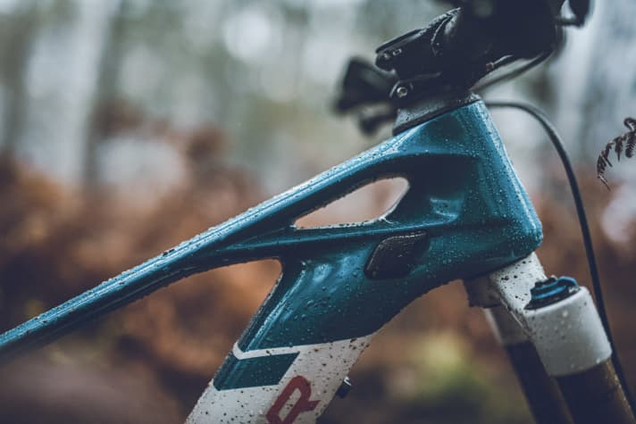   To ventilate the permanently integrated battery in the down tube, air intakes are integrated behind the head tube. Does it help and is it even necessary? Even the experts disagree on this.