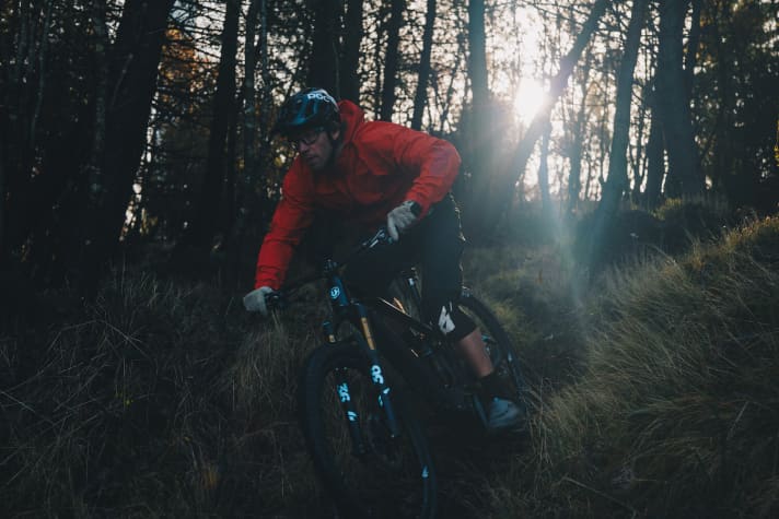   Balanced weight distribution, plenty of room to move: the handling of the Mondraker Crafty Carbon is pleasantly unagitated.