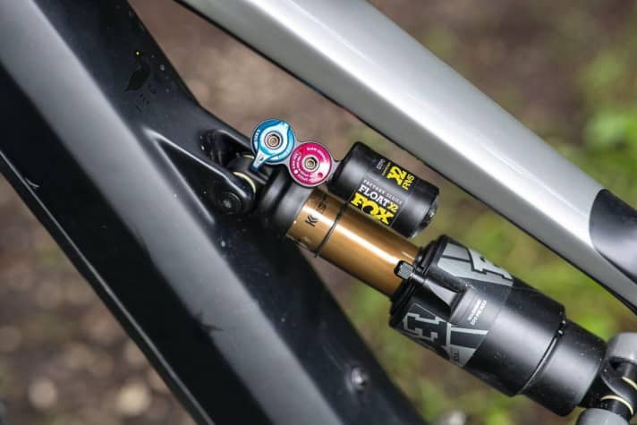   Der YT-Hinterbau holt aus dem Top-Dämpfer Fox X2 Factory das Maximum heraus – perfekte Hinterbaufunktion hoch wie runter!