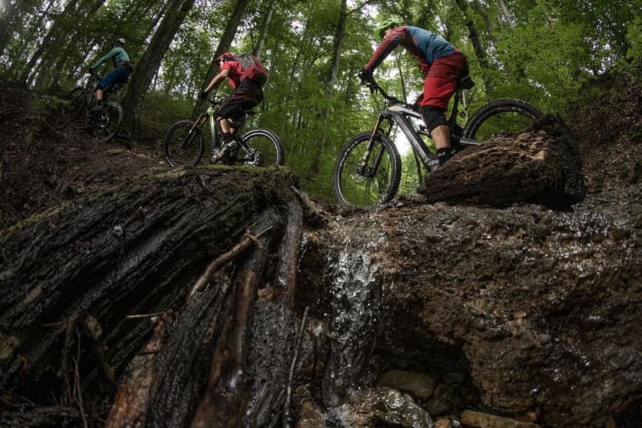   Sattes Fahrwerk, lange Geo, großer Akku, fette Reifen – mit den E-Enduros geht richtig viel. Berghoch, aber vor allem bergrunter!