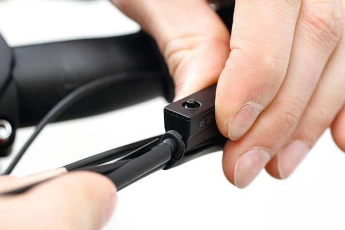   3. place the wireless unit in the holder and secure it by connecting the cables to the unit. Use the plug tool again for the plug connections.