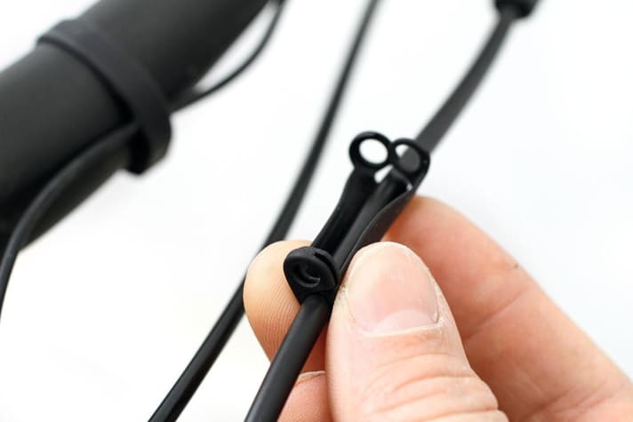   2. place the supplied plastic holder for the wireless unit in a clearly visible position around the shift cable or brake cable. The wireless unit has two inputs. One cable comes from the motor, the other from the shifter.