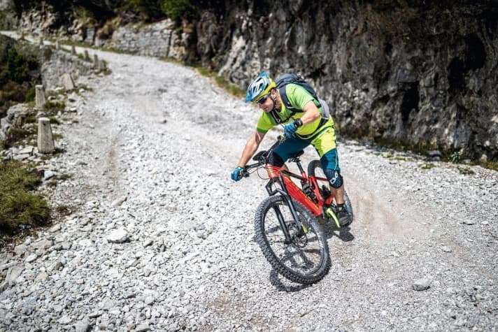   On downhill gravel bends: push the E-MTB into the bend.