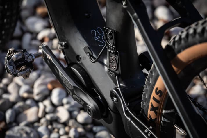 The charging socket for the Bosch battery is located at the lower end of the seat tube. A plastic flap is designed to reliably protect the electronics from moisture and dirt. We are already familiar with this detail, as well as the cable routing for the dropper post, from the <a href="e_mtb/e_mtb_news_neuheiten/e-mtb-neuheiten-2020-cube-stereo-hybrid/a41827.html" rel="noopener noreferrer">202020 Cube e-MTB range</a> .