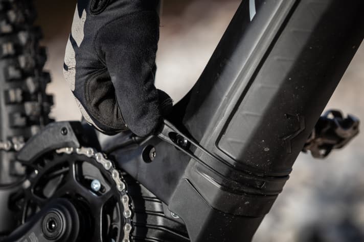 Independent solution: The battery cover is held in place by a rubber strap. It is easy to open without the annoying ratchet screw. We are excited to see how the system proves itself in continuous use.