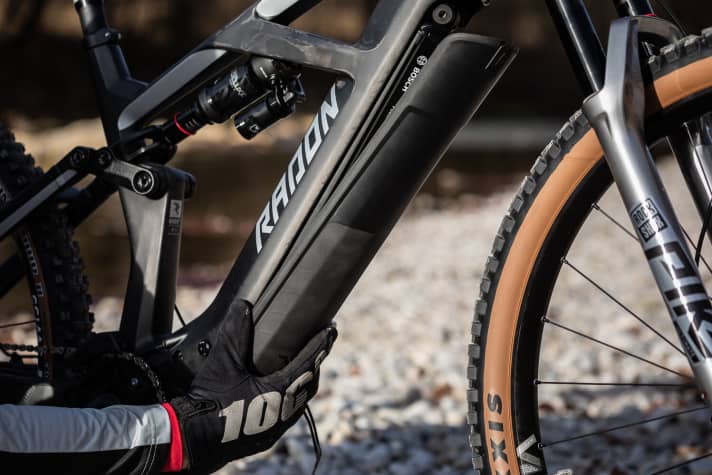 Clever solution: The battery cover is generously rubberised and fits snugly against the down tube to prevent rattling and creaking. The battery lock is located inside the cover (top right in the picture) - Radon also shares this solution with the <a href="e_mtb/e_mtb_news_neuheiten/e-mtb-neuheiten-2020-cube-stereo-hybrid/a41827.html" rel="noopener noreferrer">2020 Cube E-MTBs</a> .