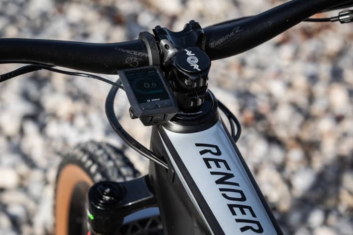 Unusual: The Kiox display is normally found in exposed places on or in front of the stem. Radon, on the other hand, positions the on-board computer next to the stem to protect it from external influences. However, the computer occasionally comes quite close to your knee when pedalling. Optionally, the Kiox can also be positioned in front of the handlebars.