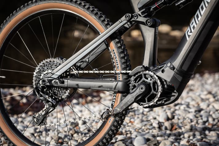 Aluminium is used as the material for the rear triangle on all models.