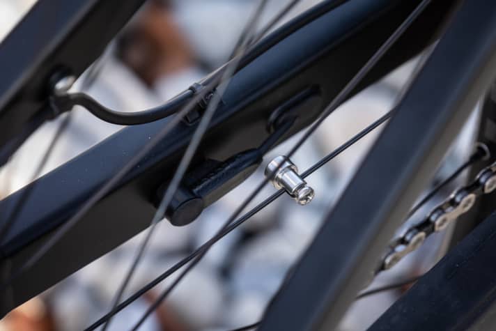 For the speed sensor, Radon relies on the classic version with a spoke magnet. Disadvantage: the small magnet often shifts or even gets lost. Integration in the dropout with a magnet on the brake disc would be more stylish and less prone to errors.