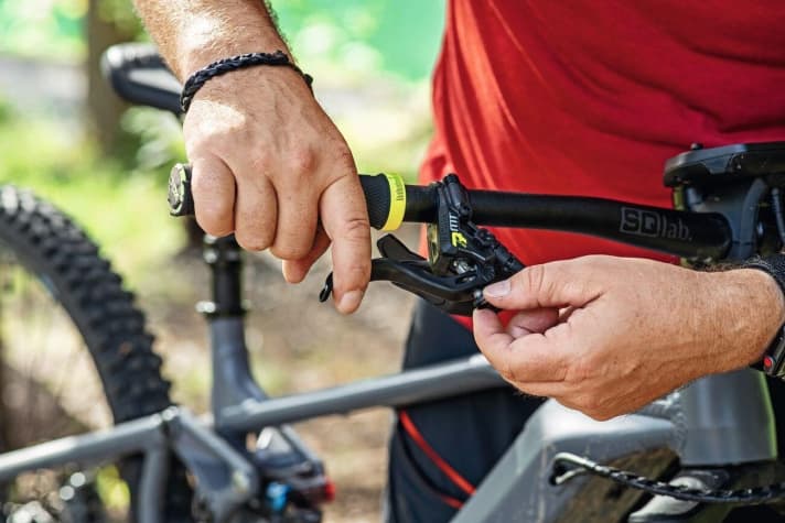   Bild 3 - Einstellen der Griffweite am Rändelrad der Bremse.