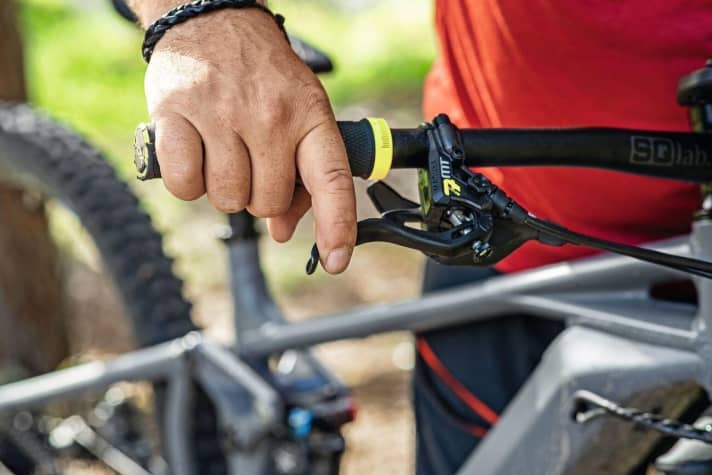   Fig. 4 - The brake lever should be easy to grip with the last phalanx of the finger.