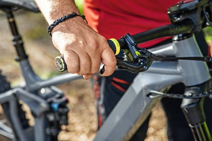   Fig. 5 - Caution: The brake should not be pulled too far that it touches your fingers on the handle.