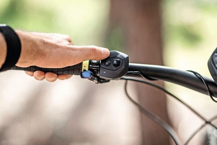   Die richtige Position des Unterstützungsstufen-Schalters am E-MTB